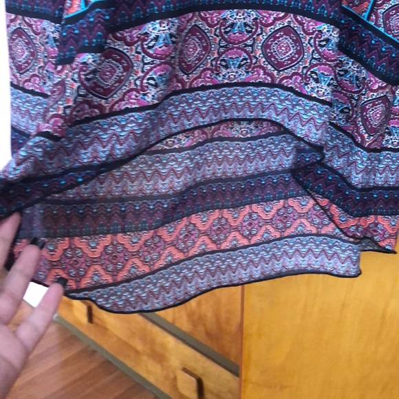 A colorful fun and flirty top - Picture 2 of 6